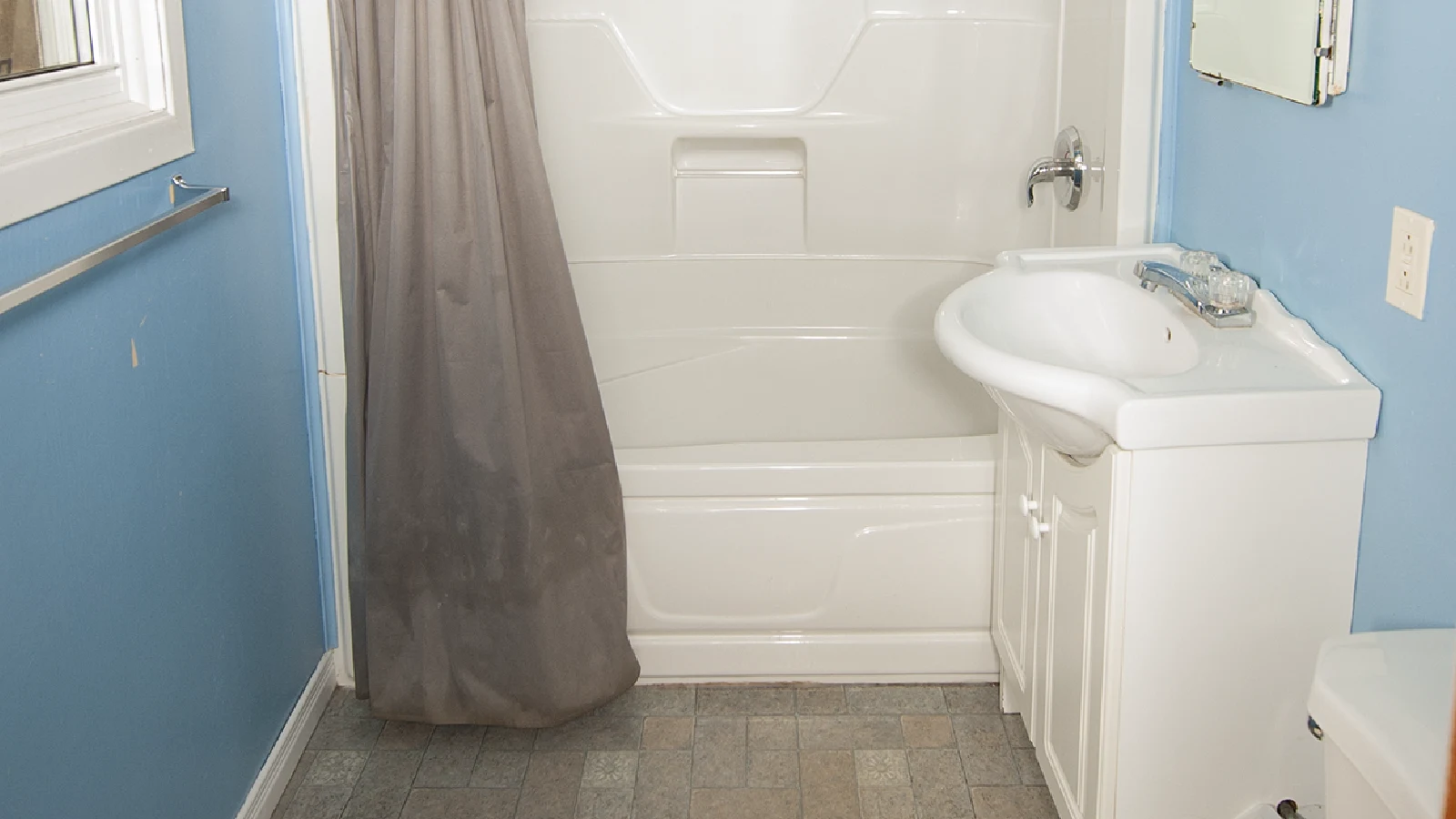 Pigeon Lake Resort Cottage Seven.&nbsp; Bathroom with bathtub shower, sink, and toilet in a cottage.